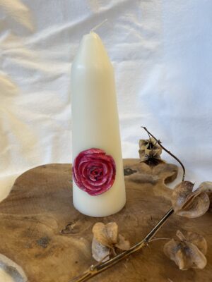 Kaars gedecoreerd met bloem