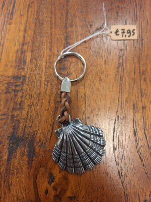 Sleutelhanger St Jacobsschelp - metaal+Leder (80x43mm)