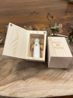 Engel met verguld hart in houtkistje - H 4cm - Porselein