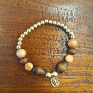 Armband op elastiek Maria Messing en Hout