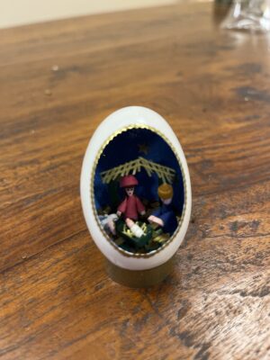 Kippenei met papier kerstmis