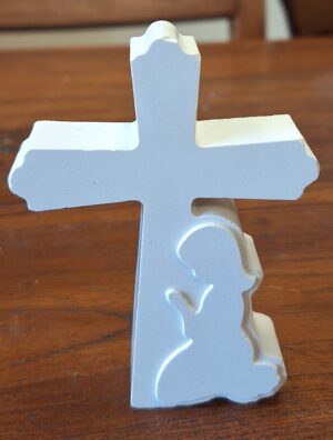 Beeldje Biddend jongetje bij kruis - Gips - 10 cm