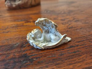 Engeltje in vleugel - wit H 5cm - verschillende soorten