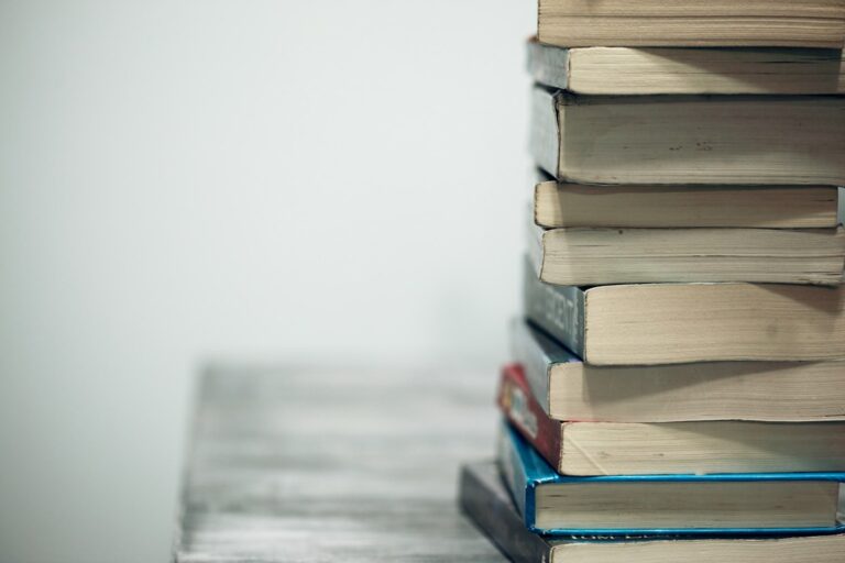 Oude boeken in een bibliotheek met warm licht