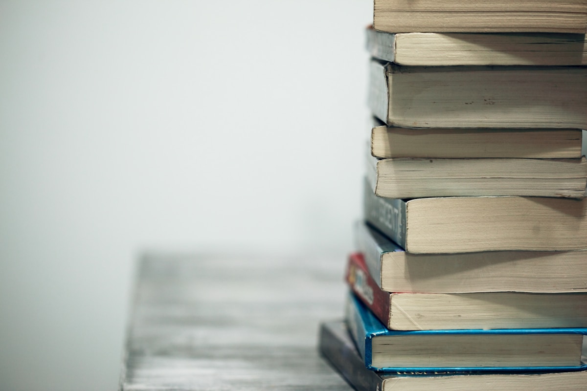 Oude boeken in een bibliotheek met warm licht