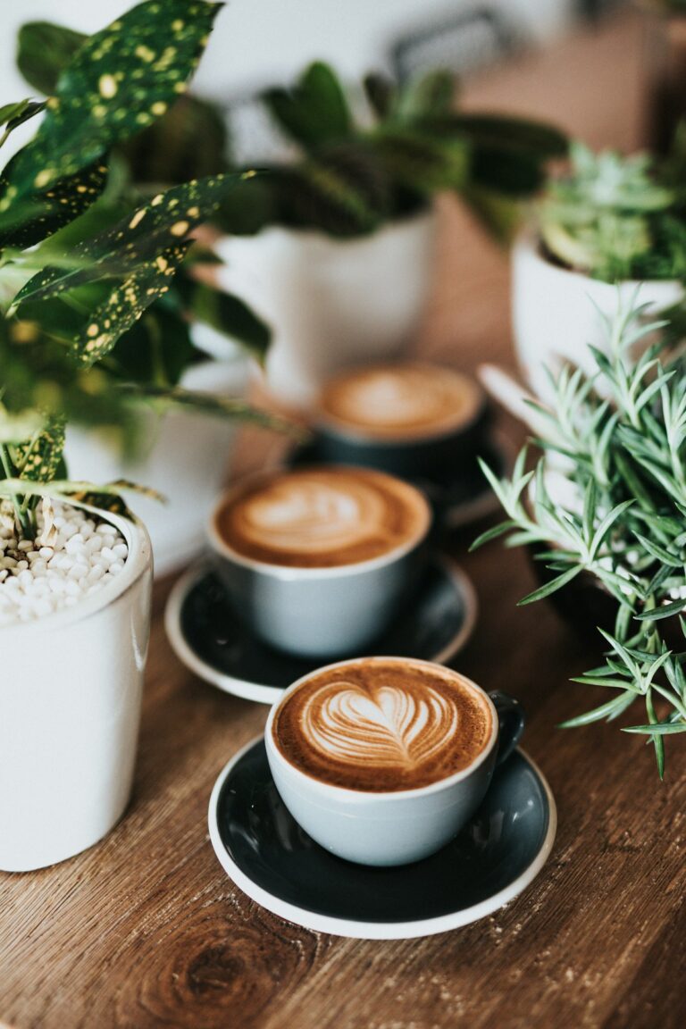 Kop koffie bij een raam met ochtendlicht