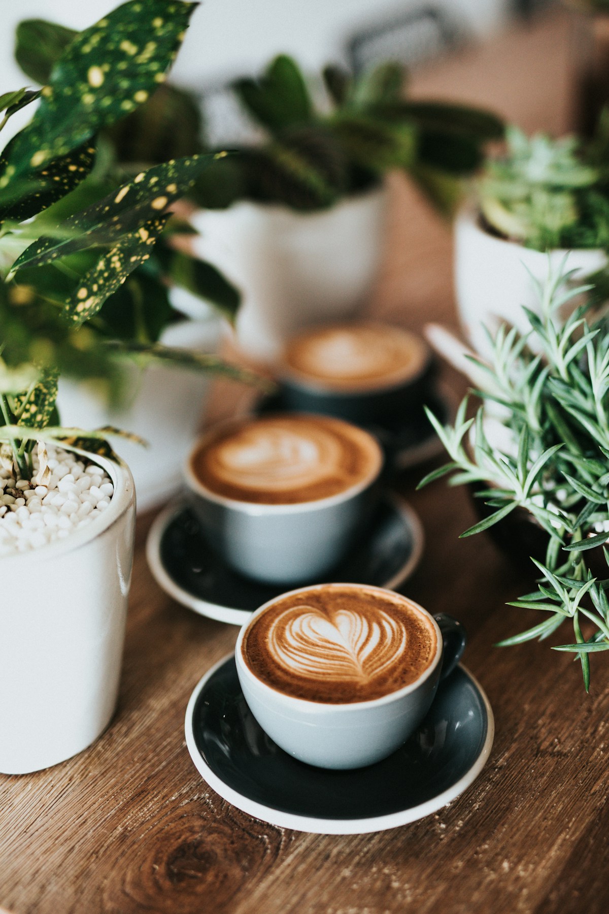 Kop koffie bij een raam met ochtendlicht