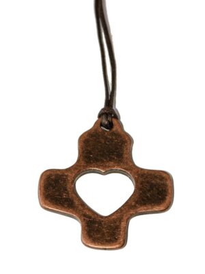 Kruisje op koord met hart - bronskleur (30x30mm)