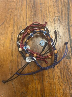 Armband op koord - kruisjes email, houten kralen en Maria/h. Geest - zwart/rood/blauw